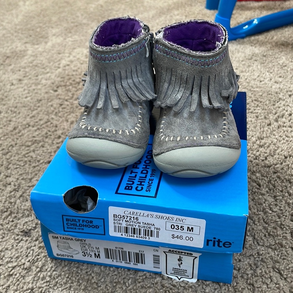 Great condition stride rite suede fringe booties